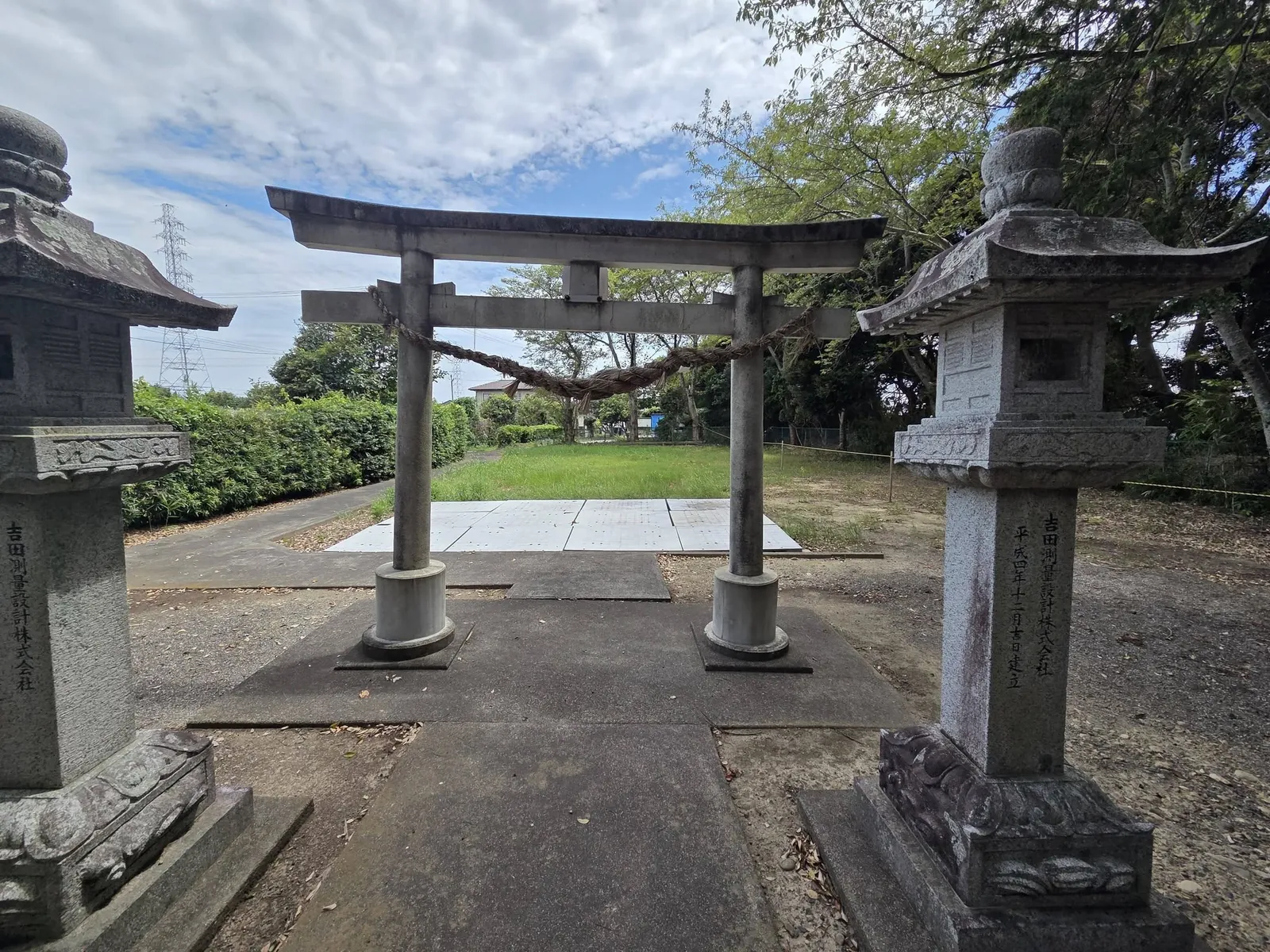境内側から鳥居を振り返る。左右に石灯籠が立つ。