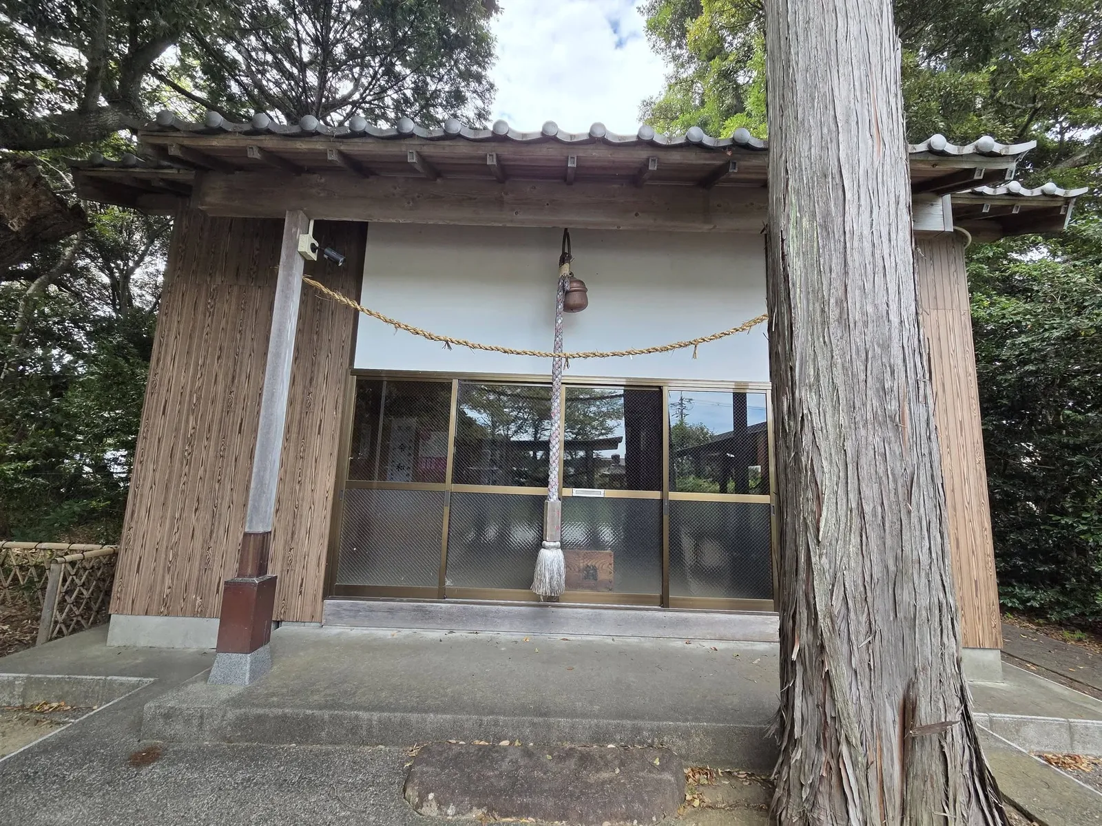 社殿正面。向拝に注連縄と鈴縄を下げる。
