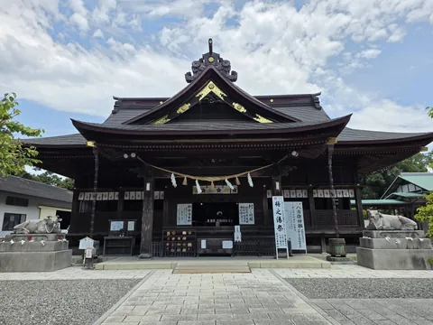 矢奈比賣神社：拝殿正面。入母屋造で、向拝に注連縄を張り、左右に撫で牛を据える。