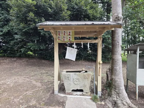 境内の手水舎。木造屋根の下に石造手水鉢を据える。