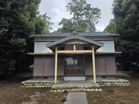 社殿正面。向拝を設け、正面に格子戸を備える。