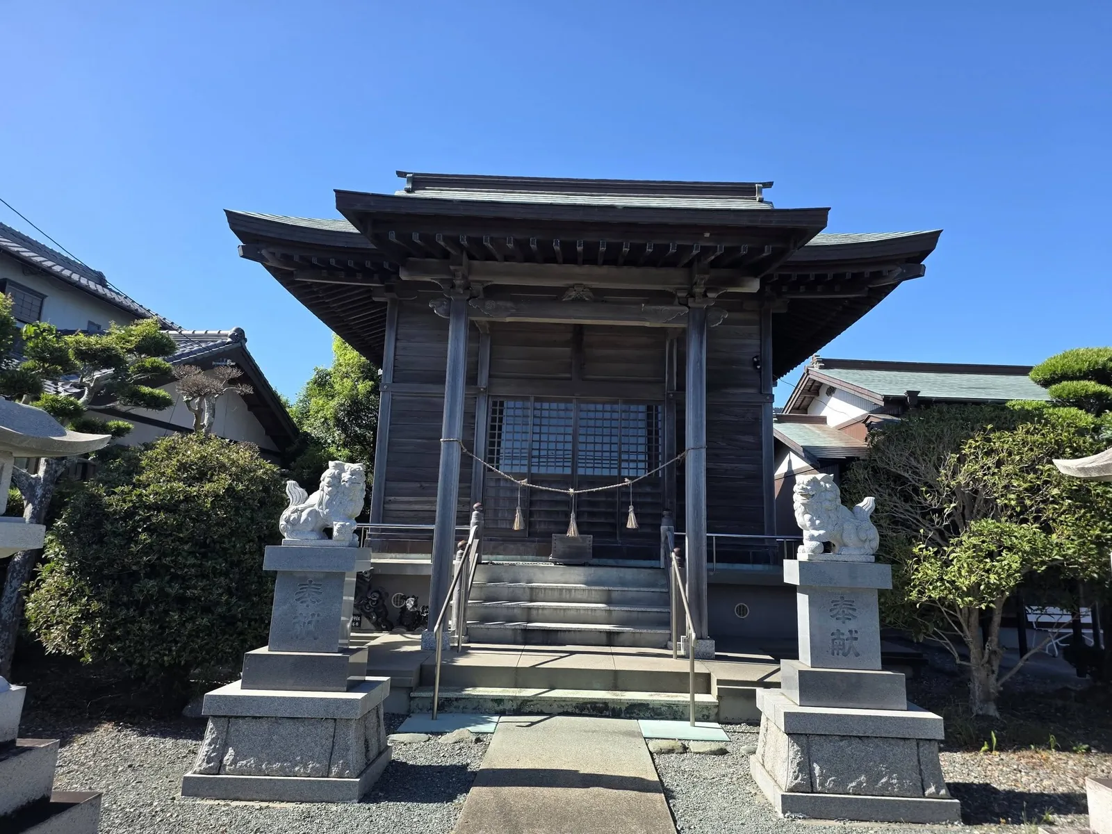 狛犬が向かい合う湯殿山神社の社殿正面。