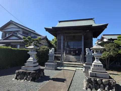 石灯籠と狛犬が並ぶ社殿正面。