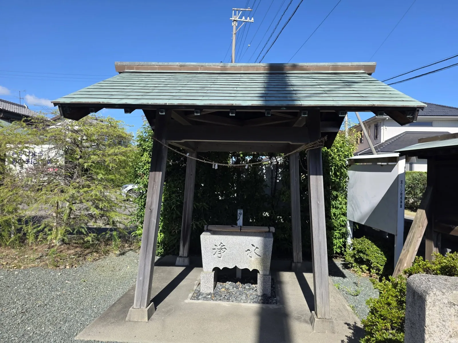 境内入口側から手水舎を望む。