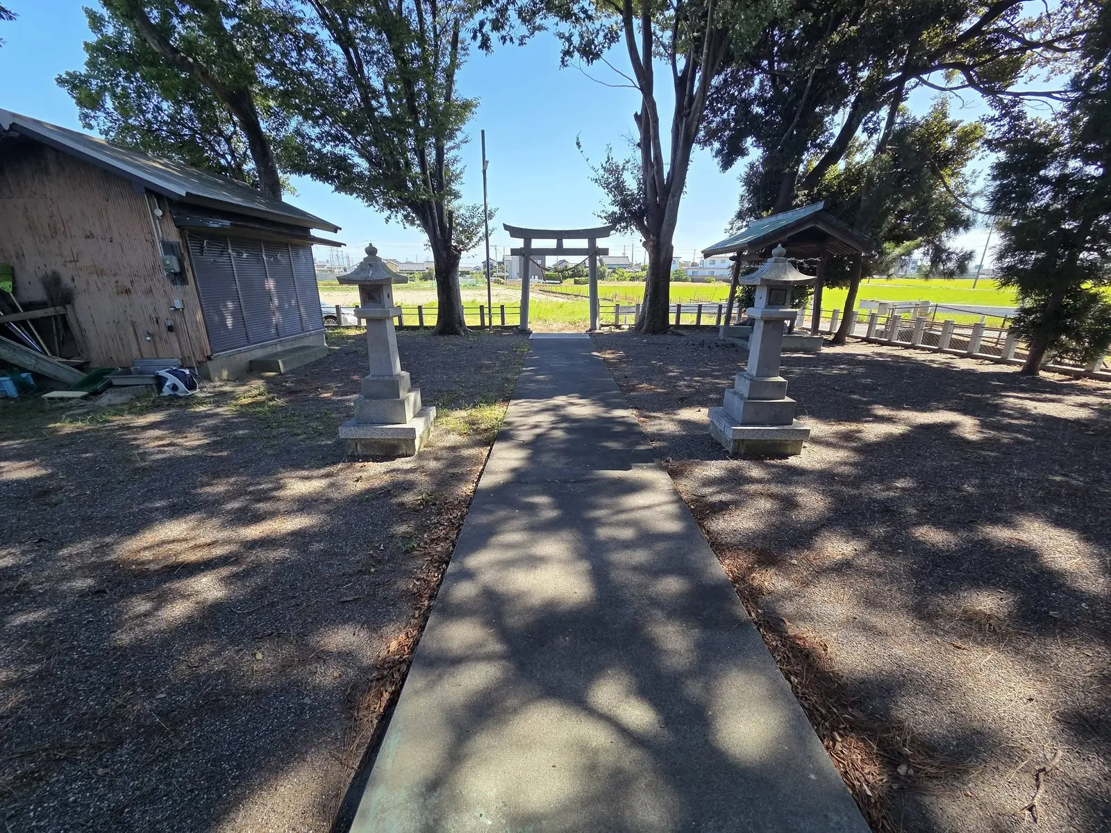 社殿前から石灯籠と石造鳥居を望む参道。