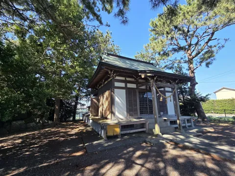 側方から見た藏王神社の社殿。