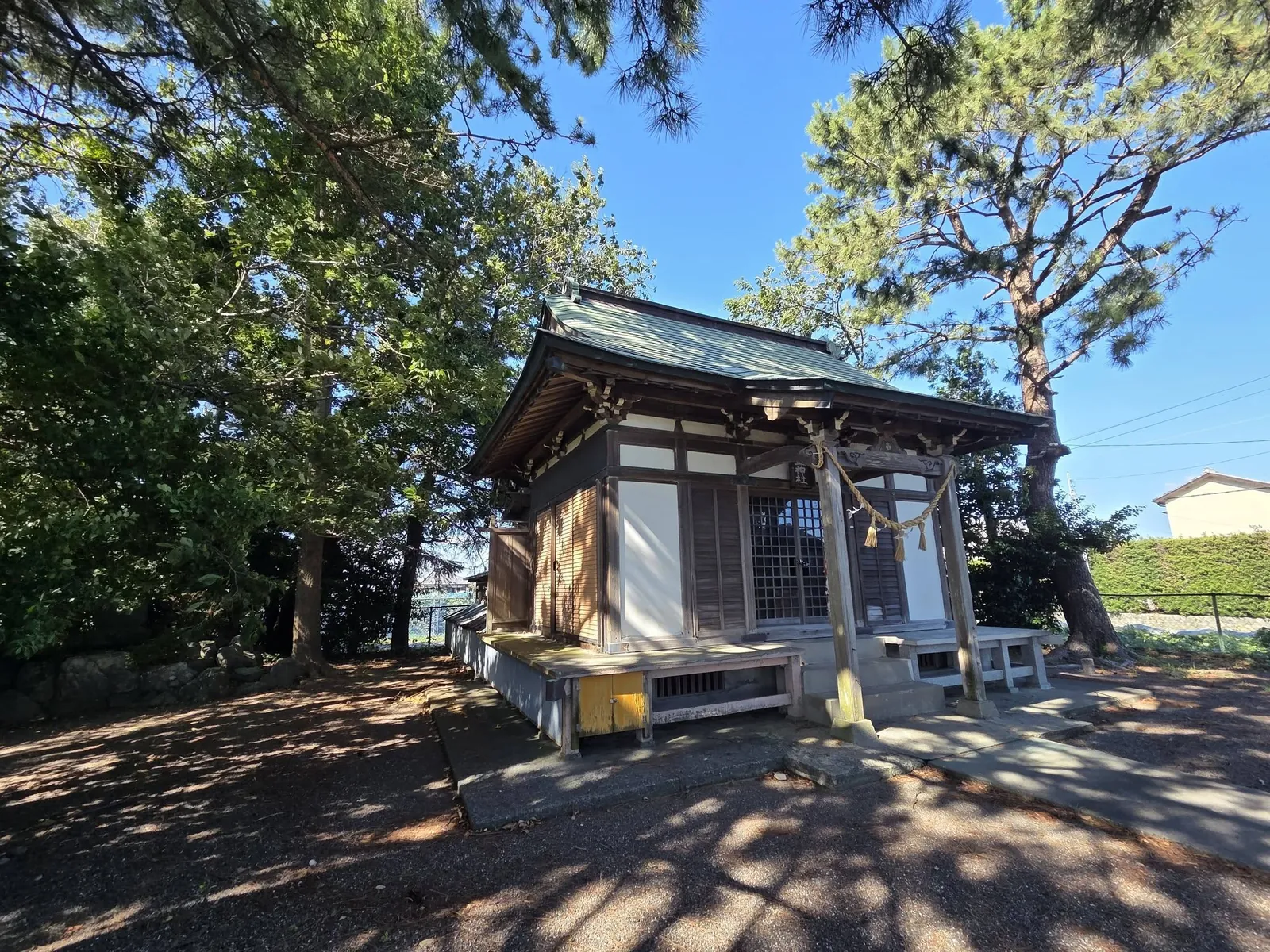 側方から見た藏王神社の社殿。
