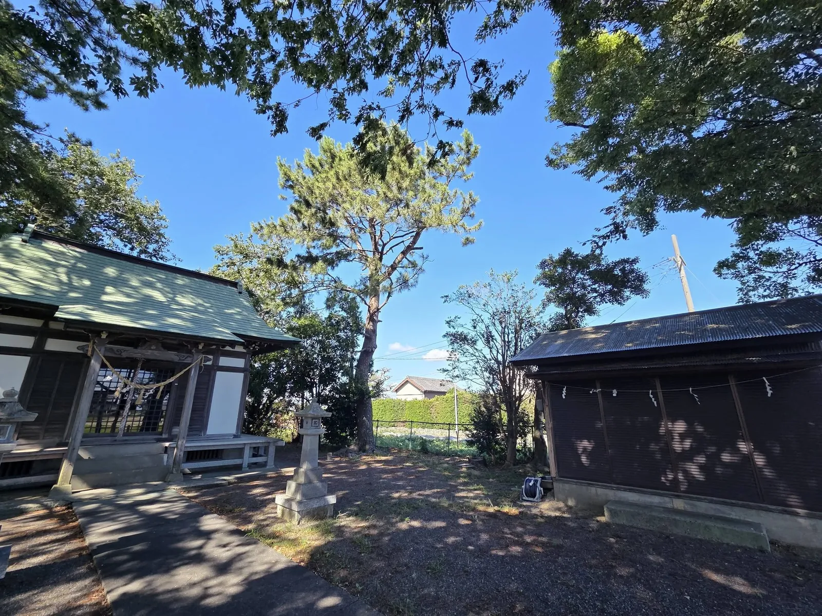 社殿と注連縄を掛けた境内の建物。
