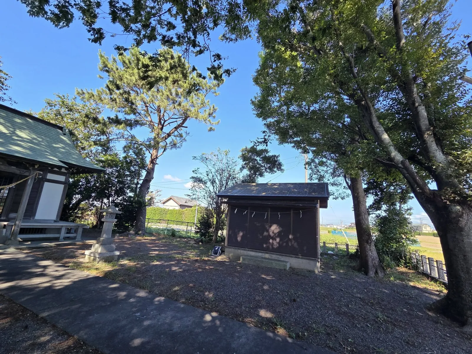 社殿脇に建つ注連縄を掛けた境内の建物。