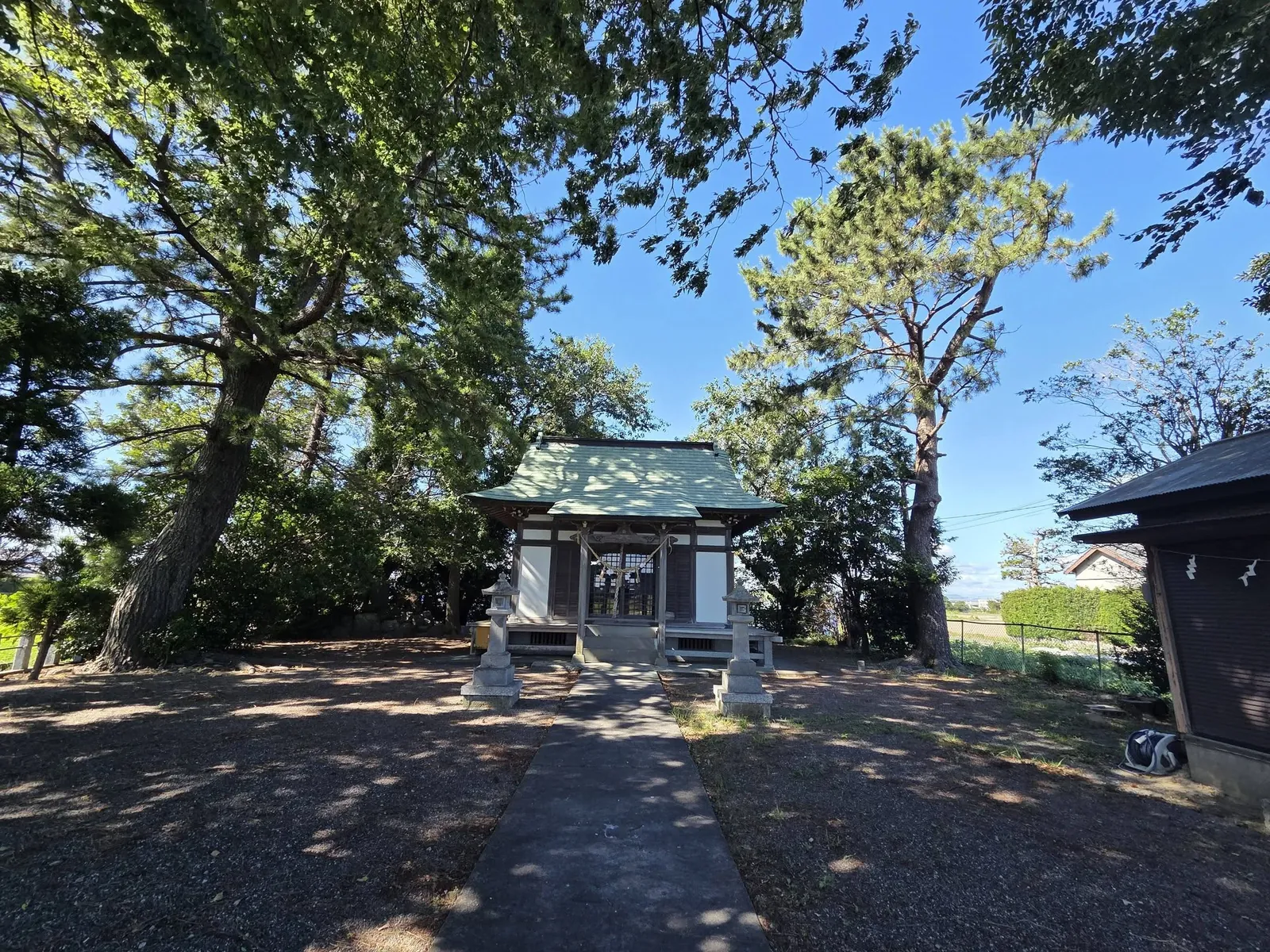 正面から見た藏王神社の社殿と石灯籠。