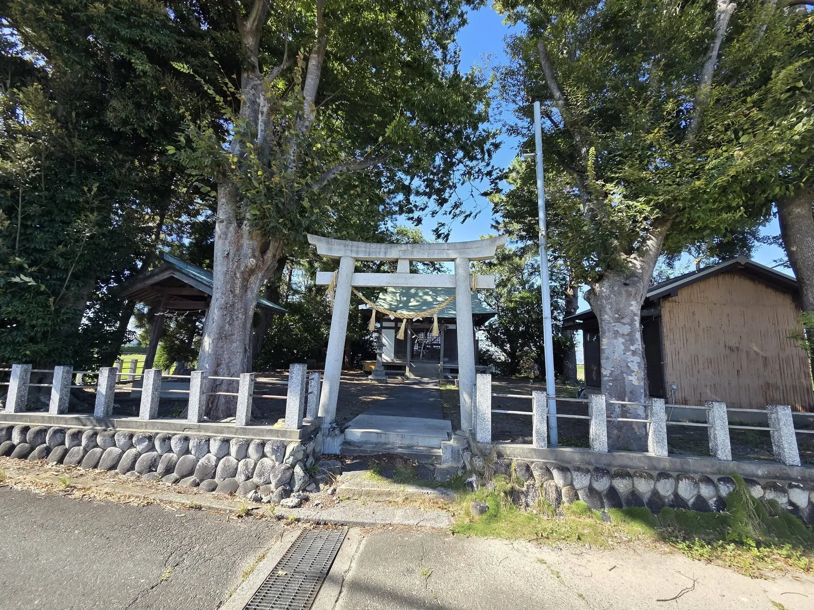 石造鳥居の正面から社殿を望む。