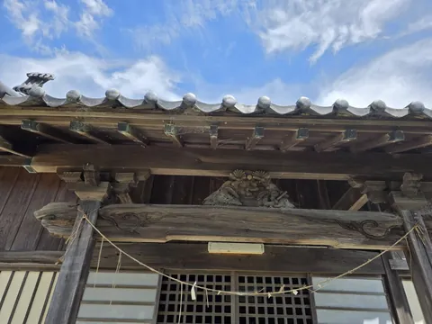 社殿の軒下に施された彫刻と垂木の意匠。