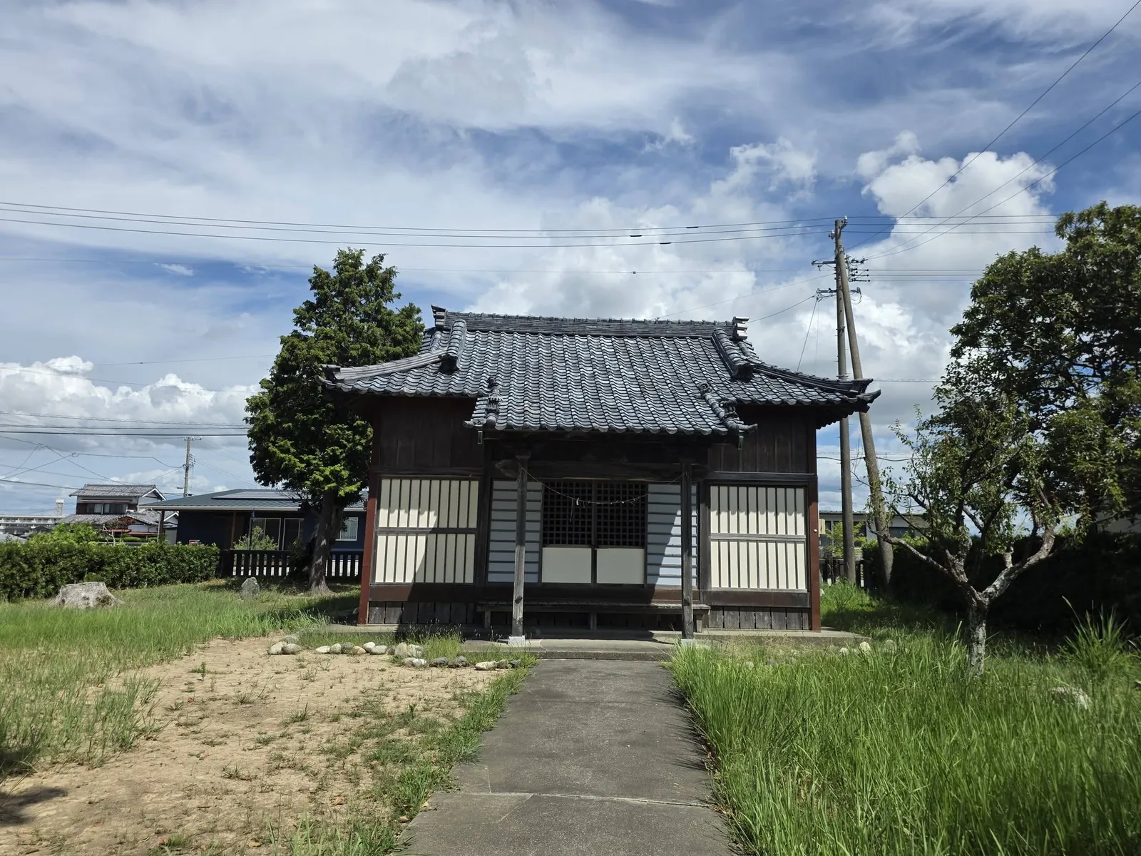 正面から見た社殿。切妻屋根と格子戸が確認できる。
